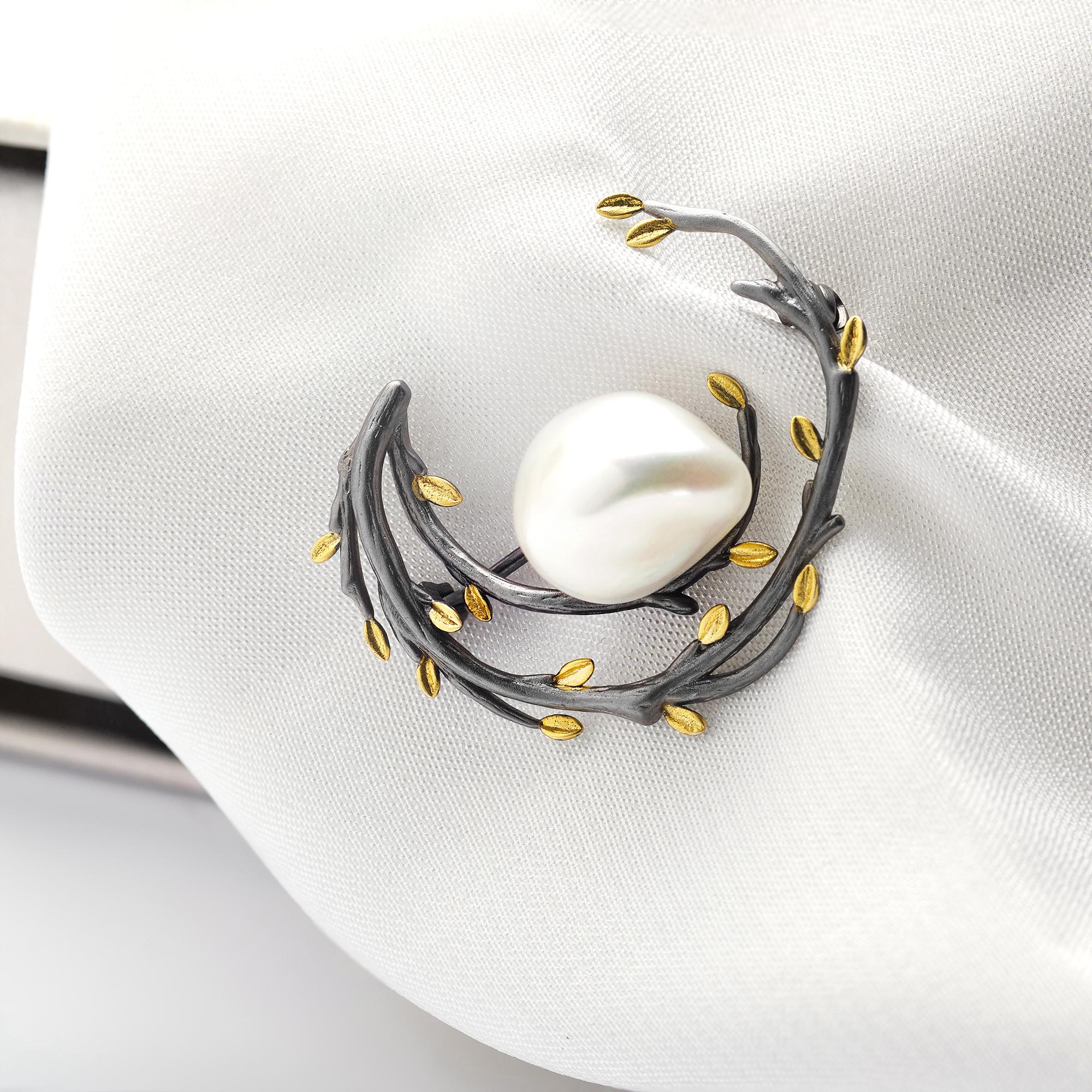 Haftowany emblem marki na ubraniu